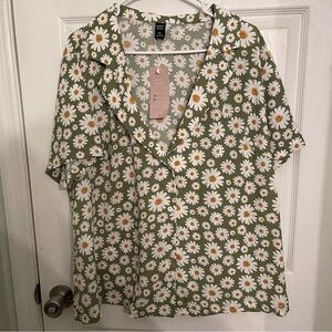 Floral Green Blouse with Daisy Pattern